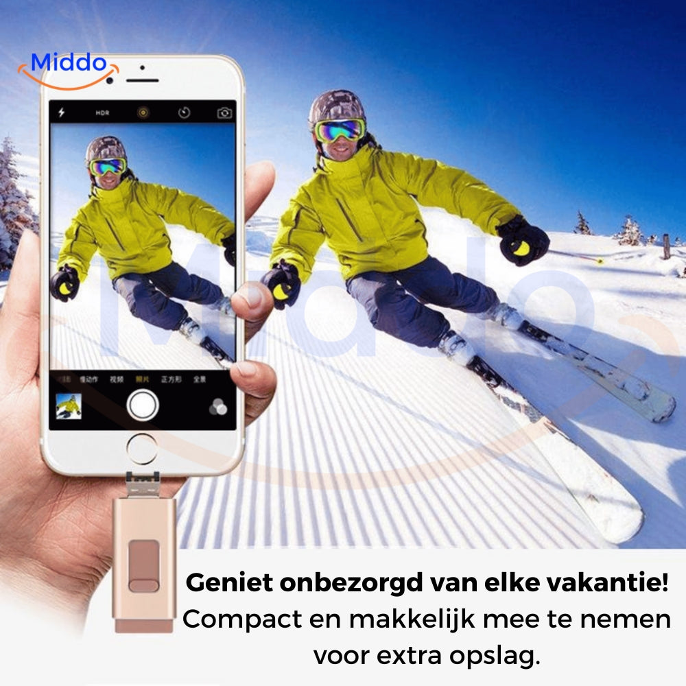 Man die skiet terwijl hij een foto maakt met behulp van een 4-in-1 flashdrive.