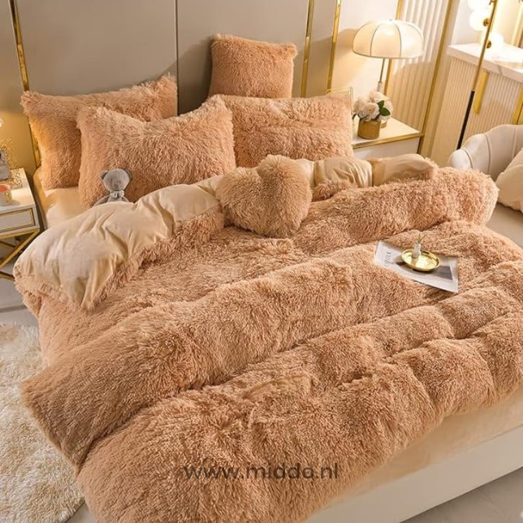 Foto van 5 set oranje bruin fluffy fleece beddengoed met gratis hartjes kussen netje opgemaakt op bed met kleine grijze knuffelbeer.