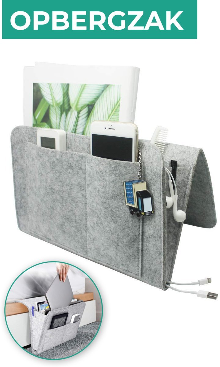Lichtgrijze BedCaddy met erin een telefoon tijdschrift sleutelhanger kam en opening oplaadkabels.
