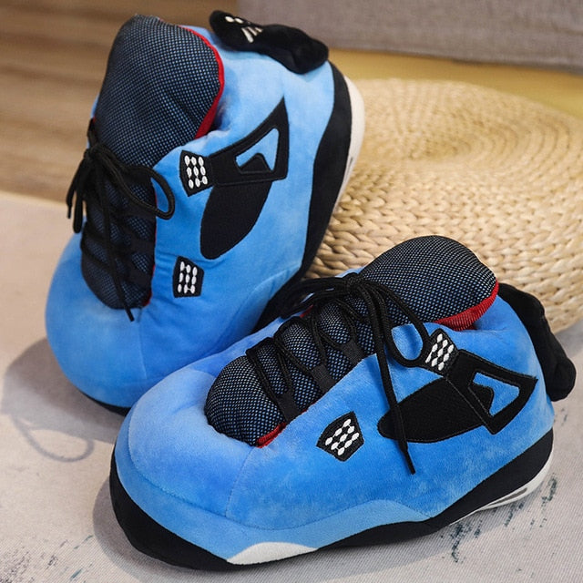 Blauwe slofsneakers met zwarte en rode accenten, rieten ondergrond.