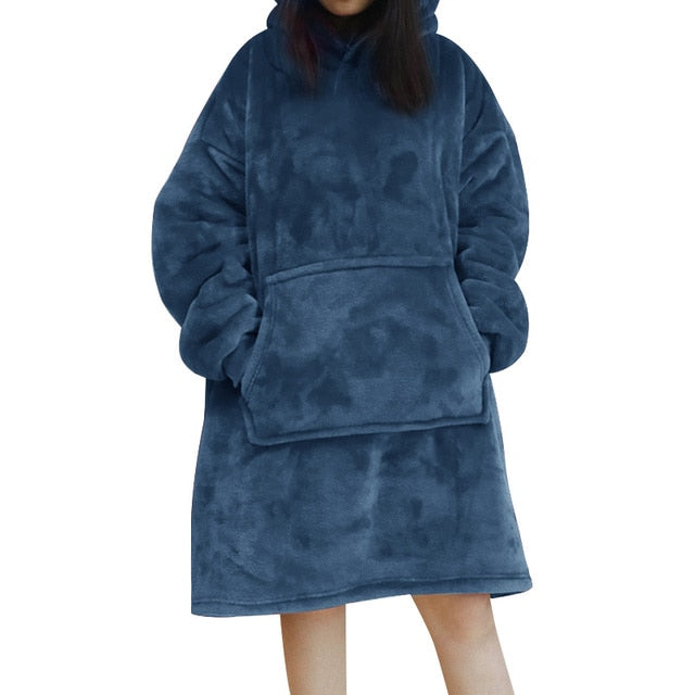 Persoon draagt een blauwe Sherpa Fleece XXL hoodie.