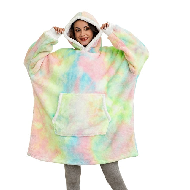 Persoon draagt een kleurrijke regenboog patroon XXL hoodie.