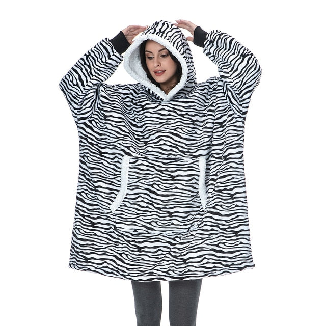 Persoon draagt een zebra patroon XXL hoodie van Sherpa Fleece.