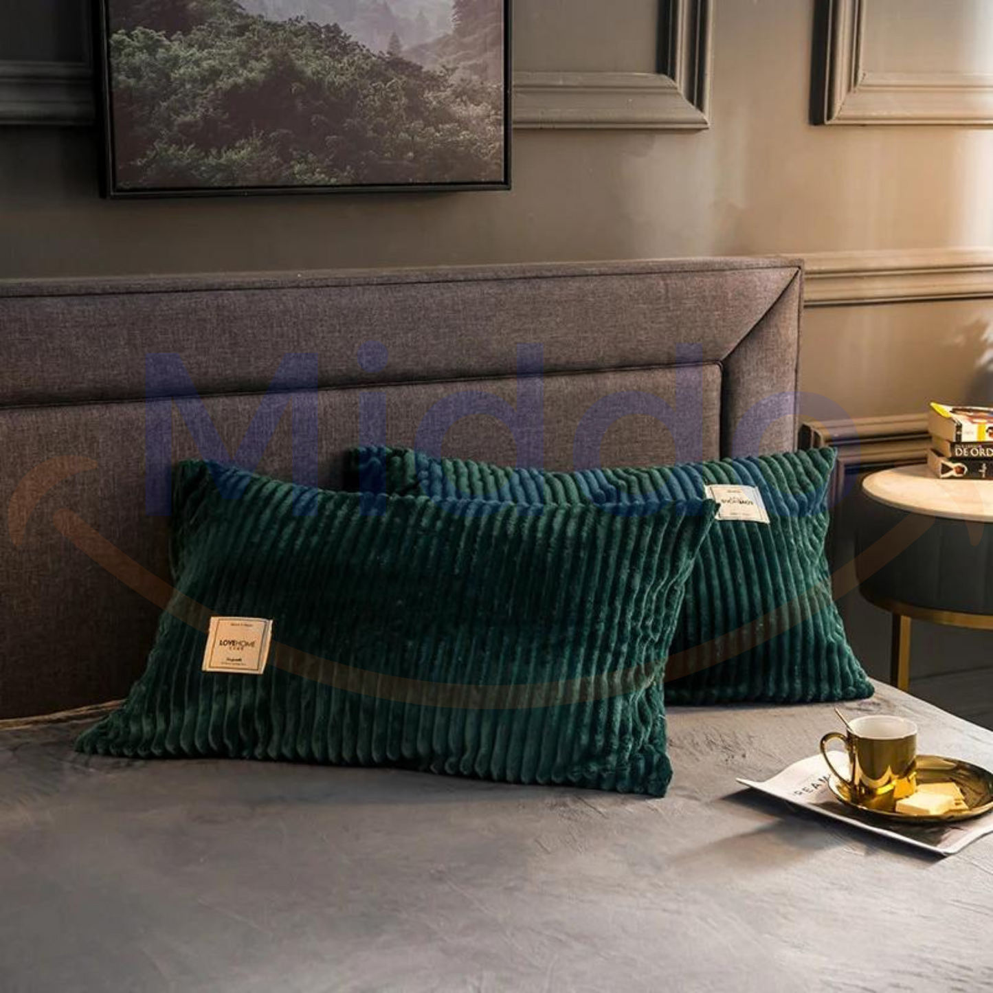 Donkergroene fluwelen fleece kussens op modern bed.