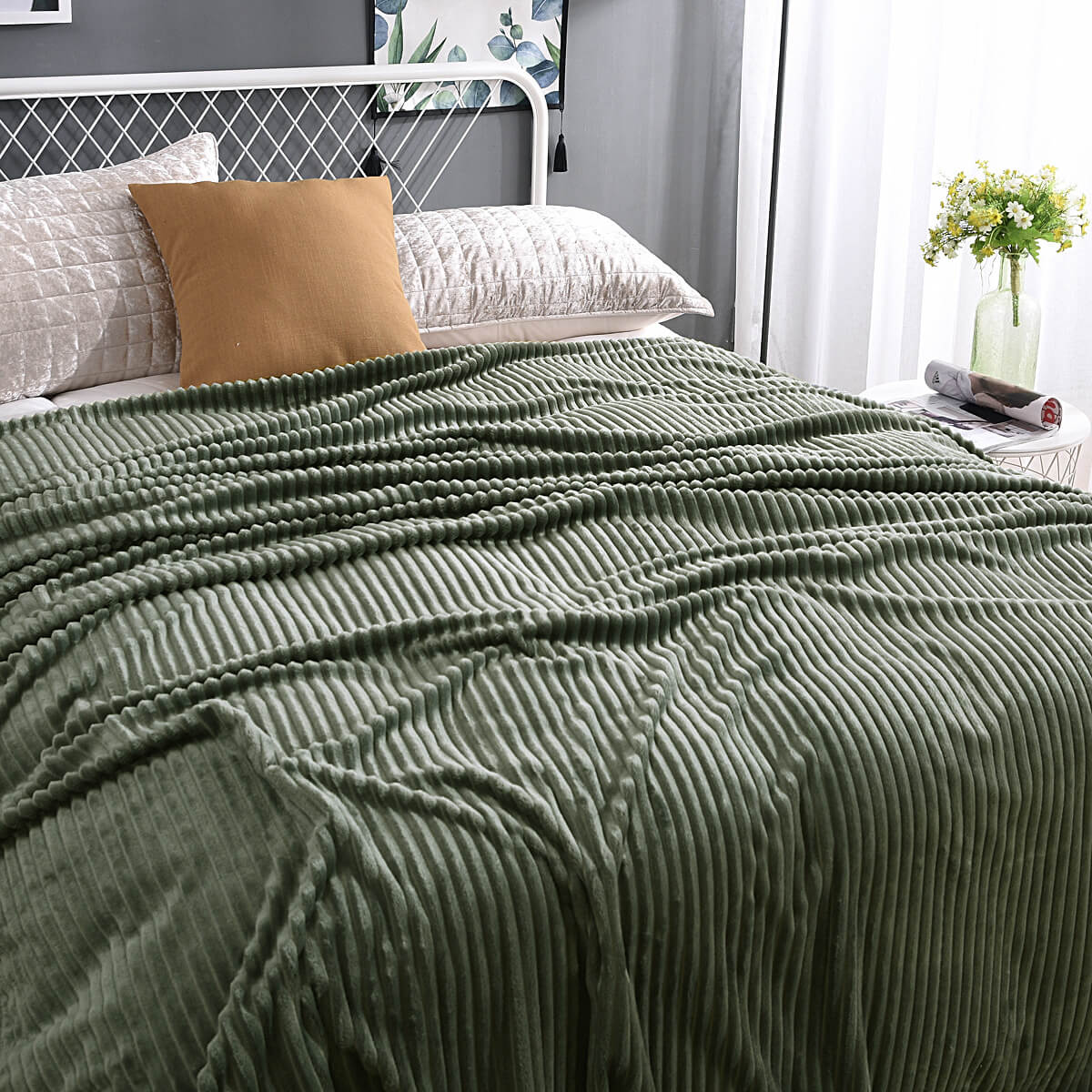Groene fluwelen fleece deken op een opgemaakt bed
