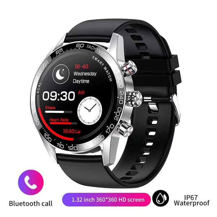 Een zilveren smart watch horloge met zwarte wijzerplaat en aanduidingen van stappenteller, batterij en dag, met een zwart rubberen horlogeband.