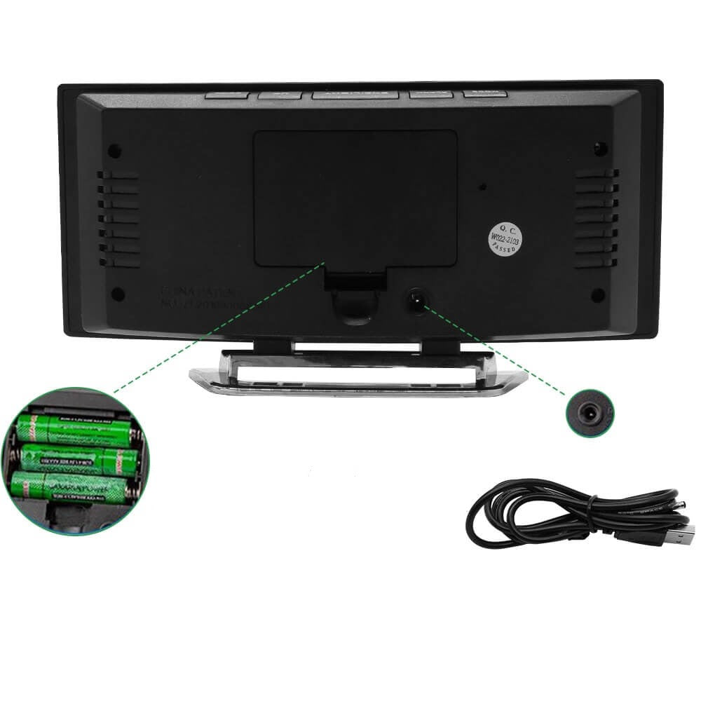 Achterkant van digitale wekker met batterijen en USB-aansluiting.