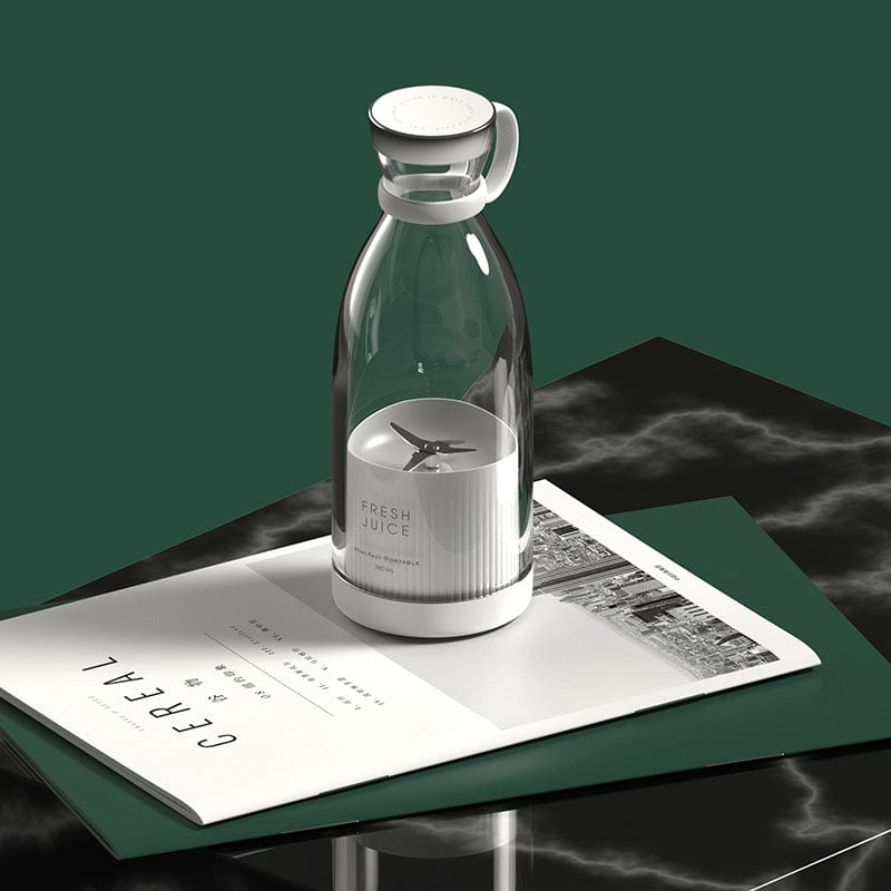 Draadloze blender op een tafel met boeken.