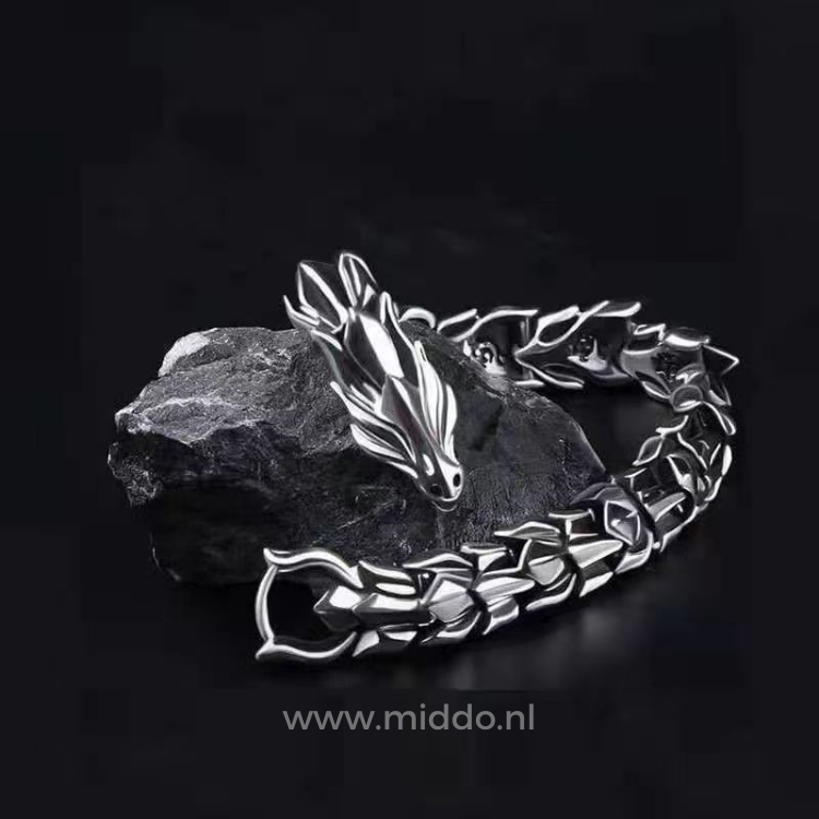 Zilveren drakenarmband op zwarte steen voorgrond.