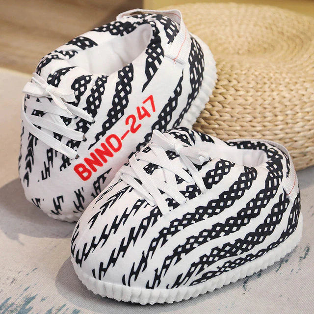 wit met zwarte strepen slofsneakers en witte veters, rieten ondergrond.
