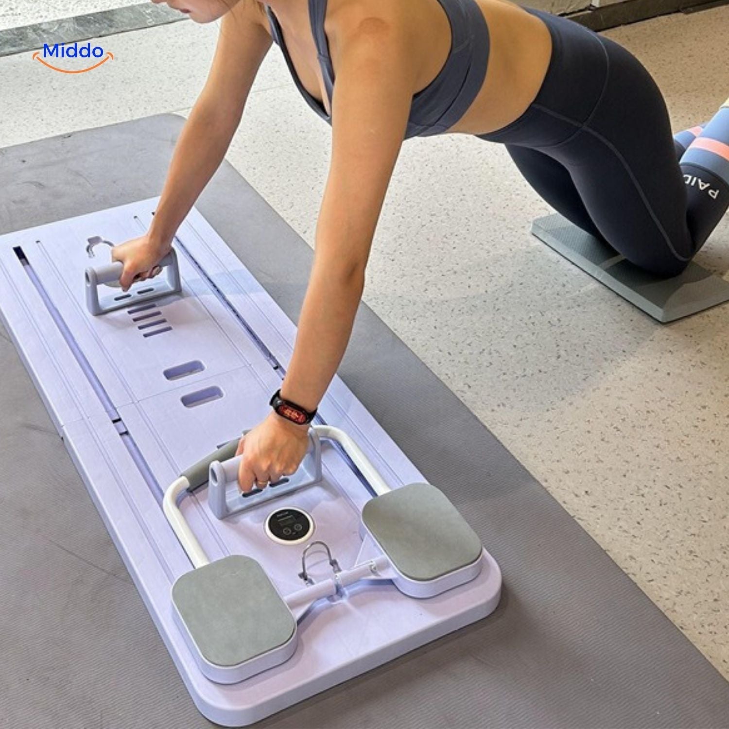 CoreFlex Fitnessbord vrouw in workout houding op core trainer www.middo.nl