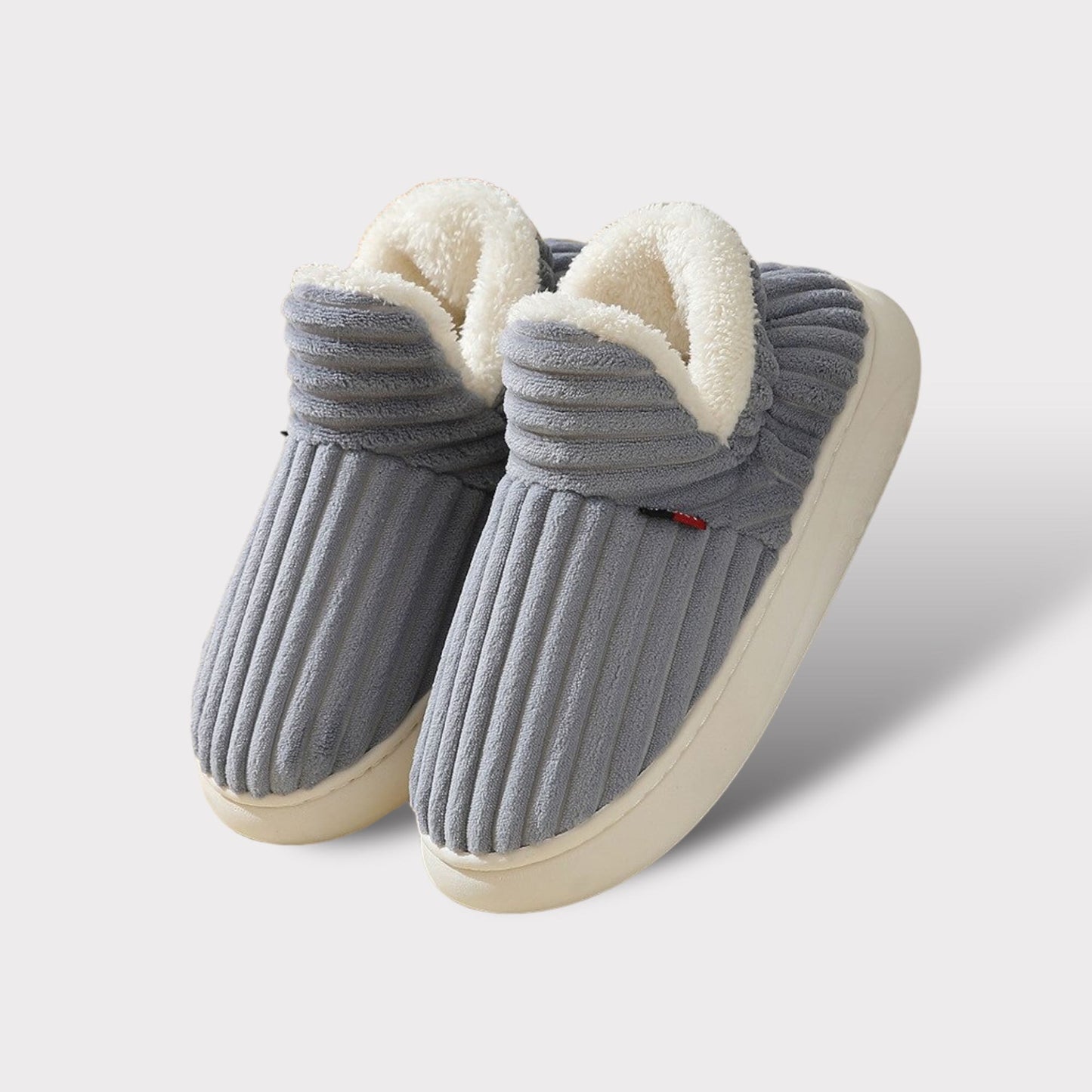 Grijze comfort fleece pantoffels met witte fleece voering en witte rubberen zool.