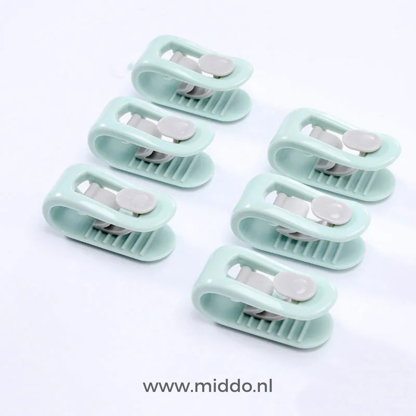 Zes groene dekbedklemmen op witte achtergrond