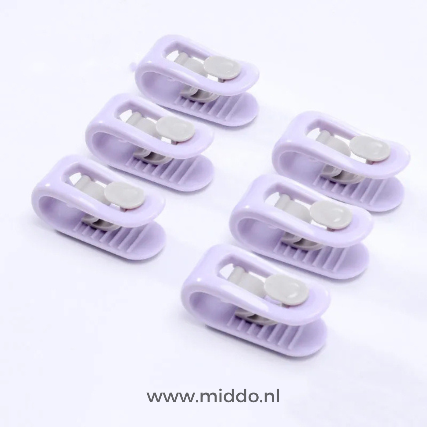 Zes paarse dekbedklemmen op witte achtergrond