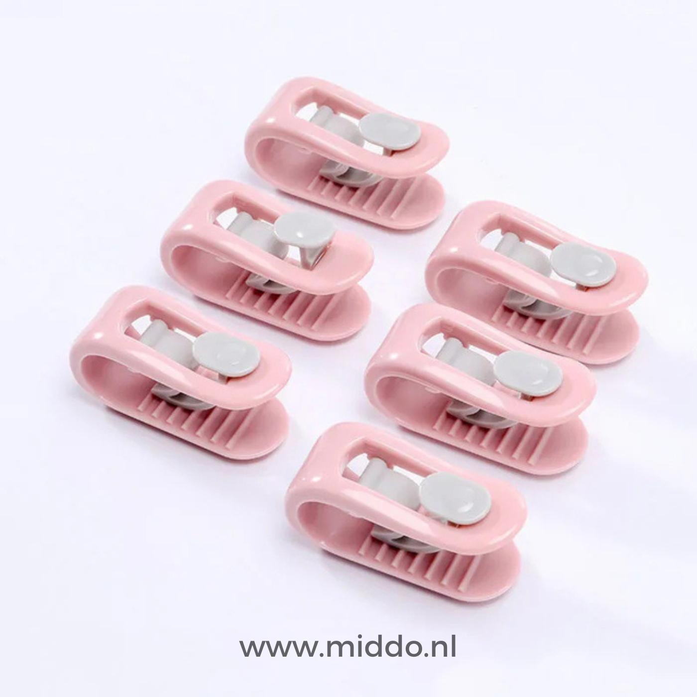 Zes roze dekbedklemmen op witte achtergrond