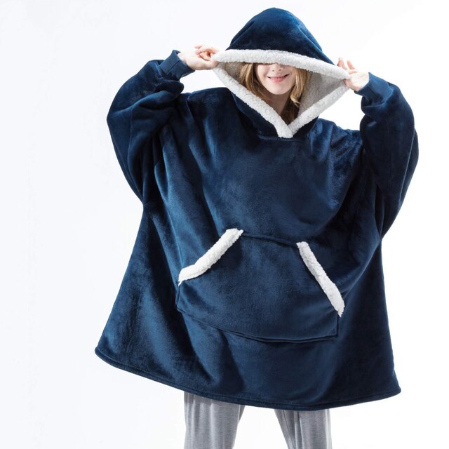 Persoon draagt een blauwe Sherpa Fleece XXL hoodie met witte rand.