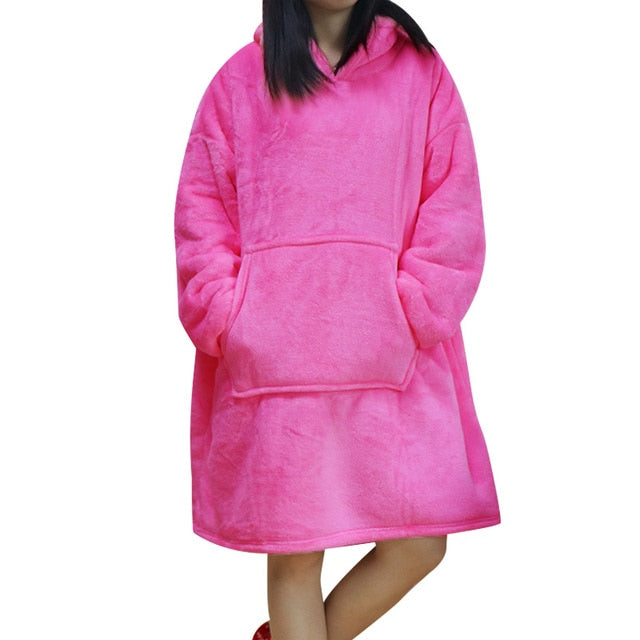 Persoon draagt een roze-originele XXL hoodie van Sherpa Fleece.
