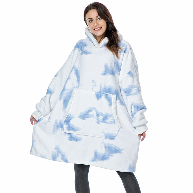 Persoon draagt een wit-blauwe Sherpa Fleece XXL hoodie.