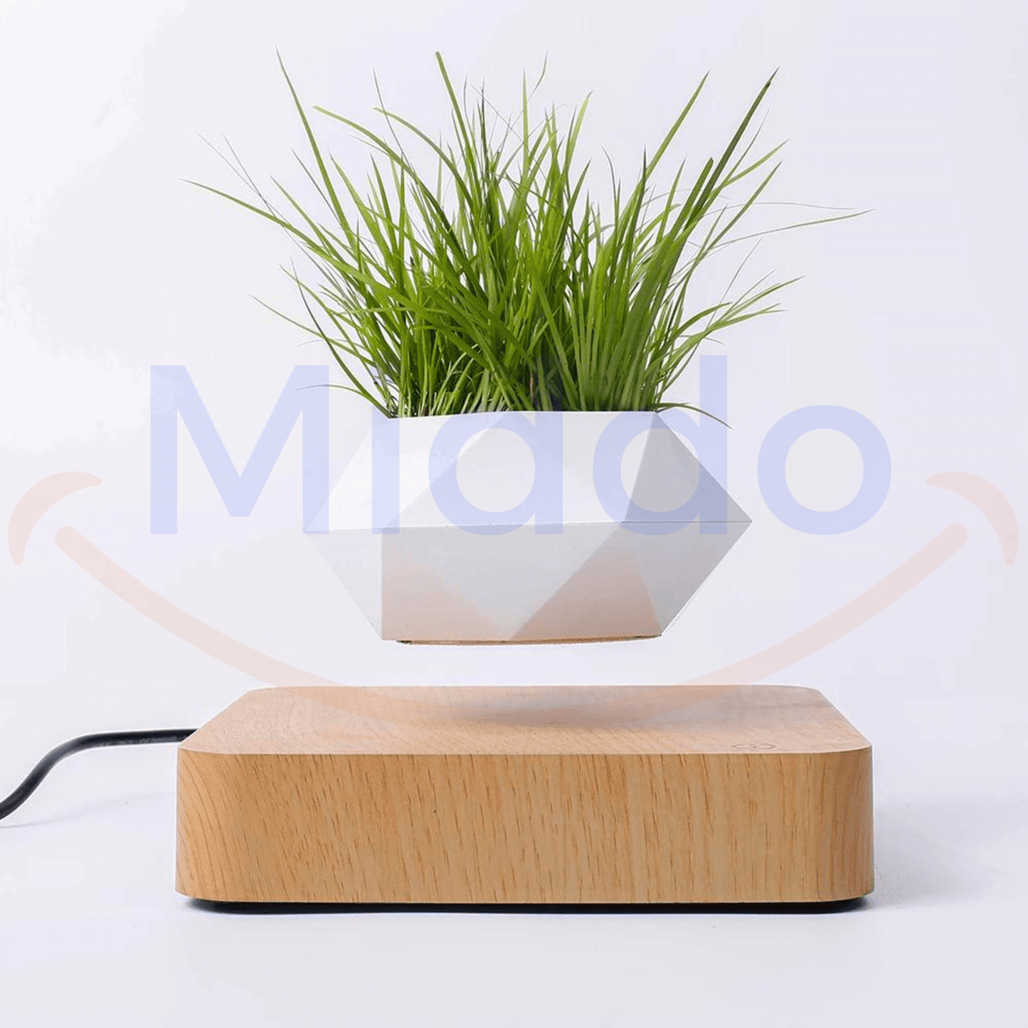 Witte zwevende pot met groen gras op lichtbruine basis.