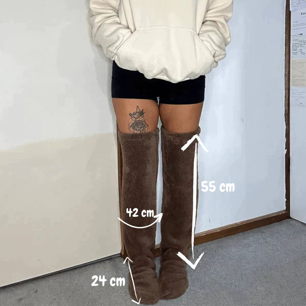 Model draagt FluffSoks met afmetingen in centimeters