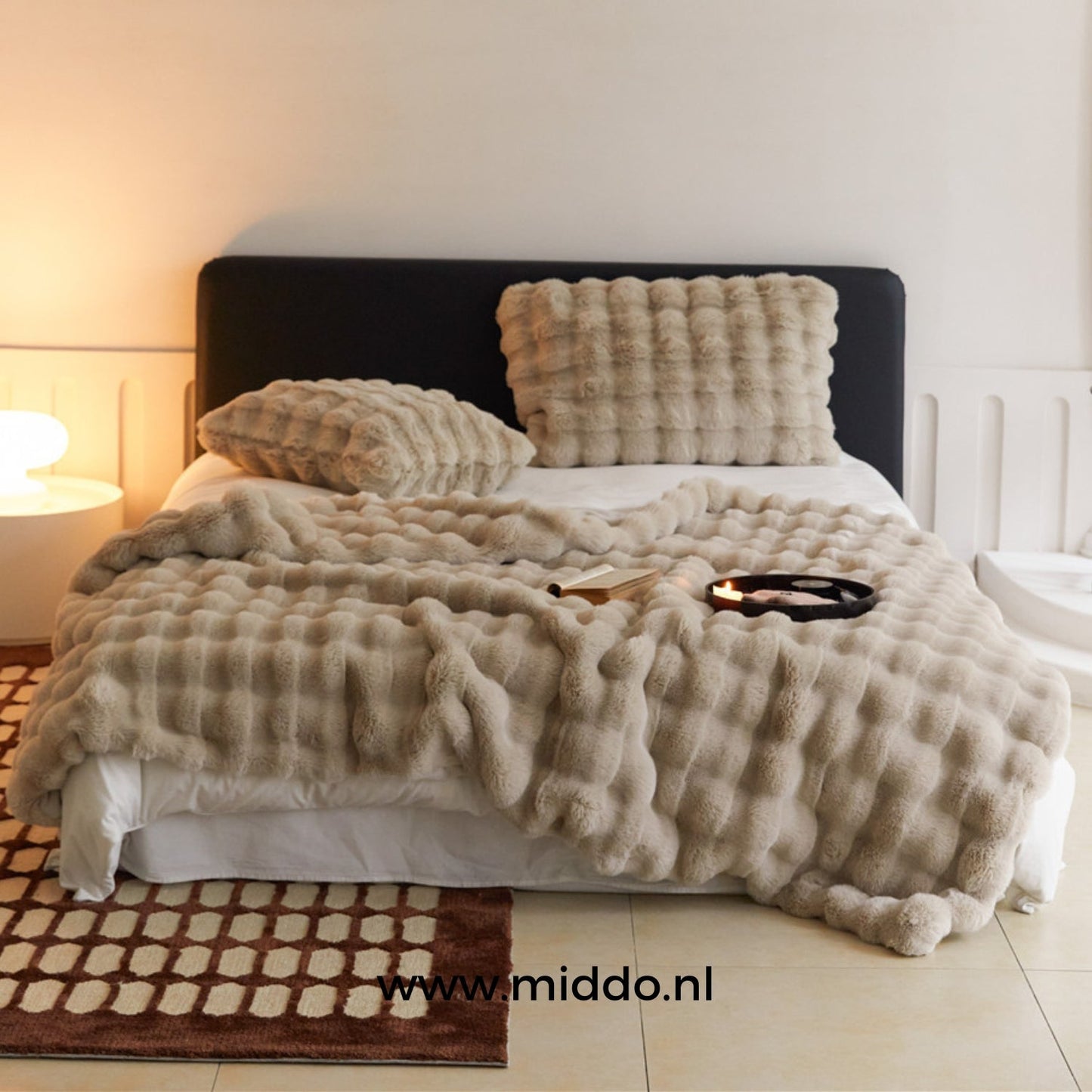 Beige Fluffy Toscaanse winterdeken op bed in sfeervolle kamer