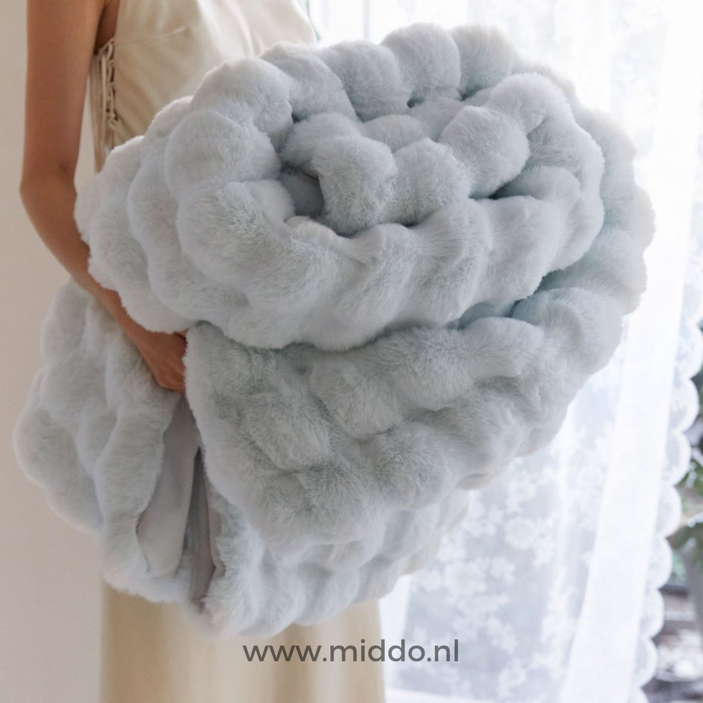 Grote opgevouwen fluffy deken in lichtblauw