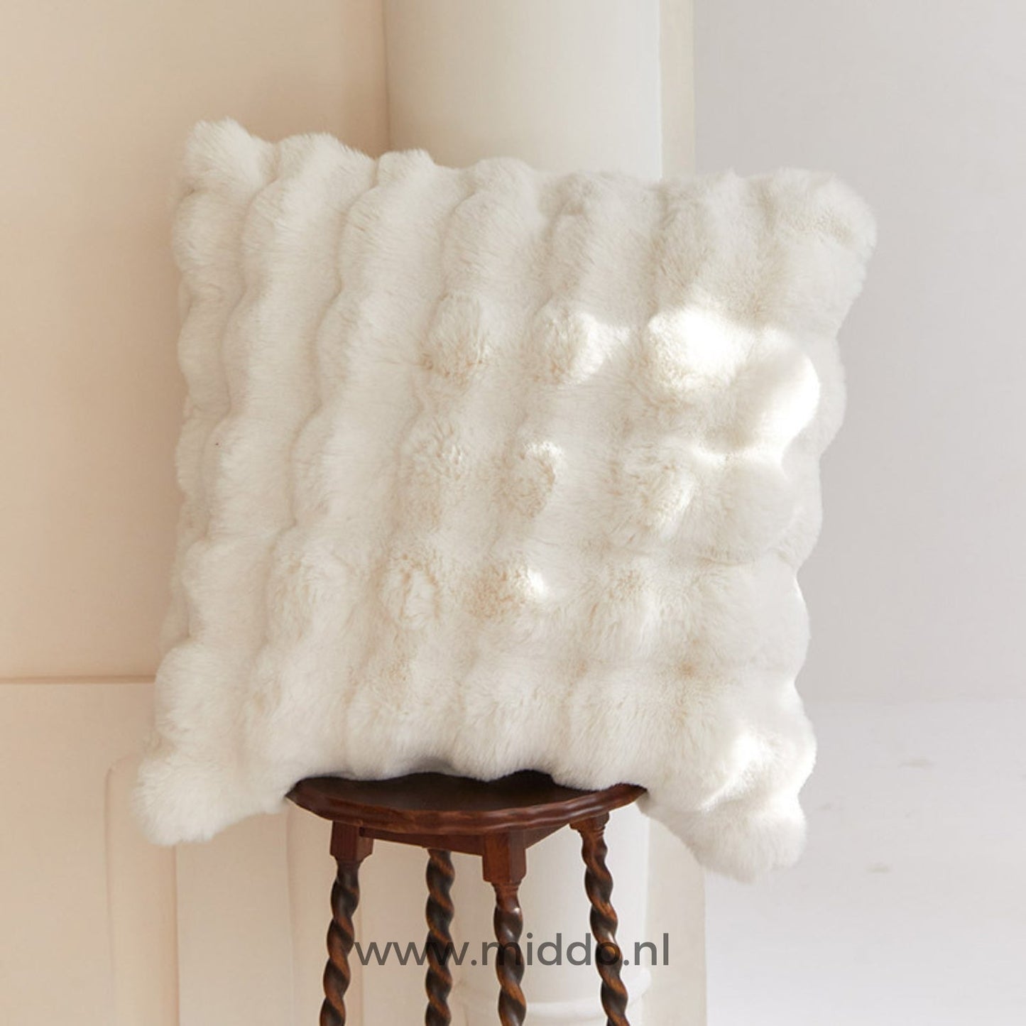Fluffy kussen met decoratieve textuur op een kruk