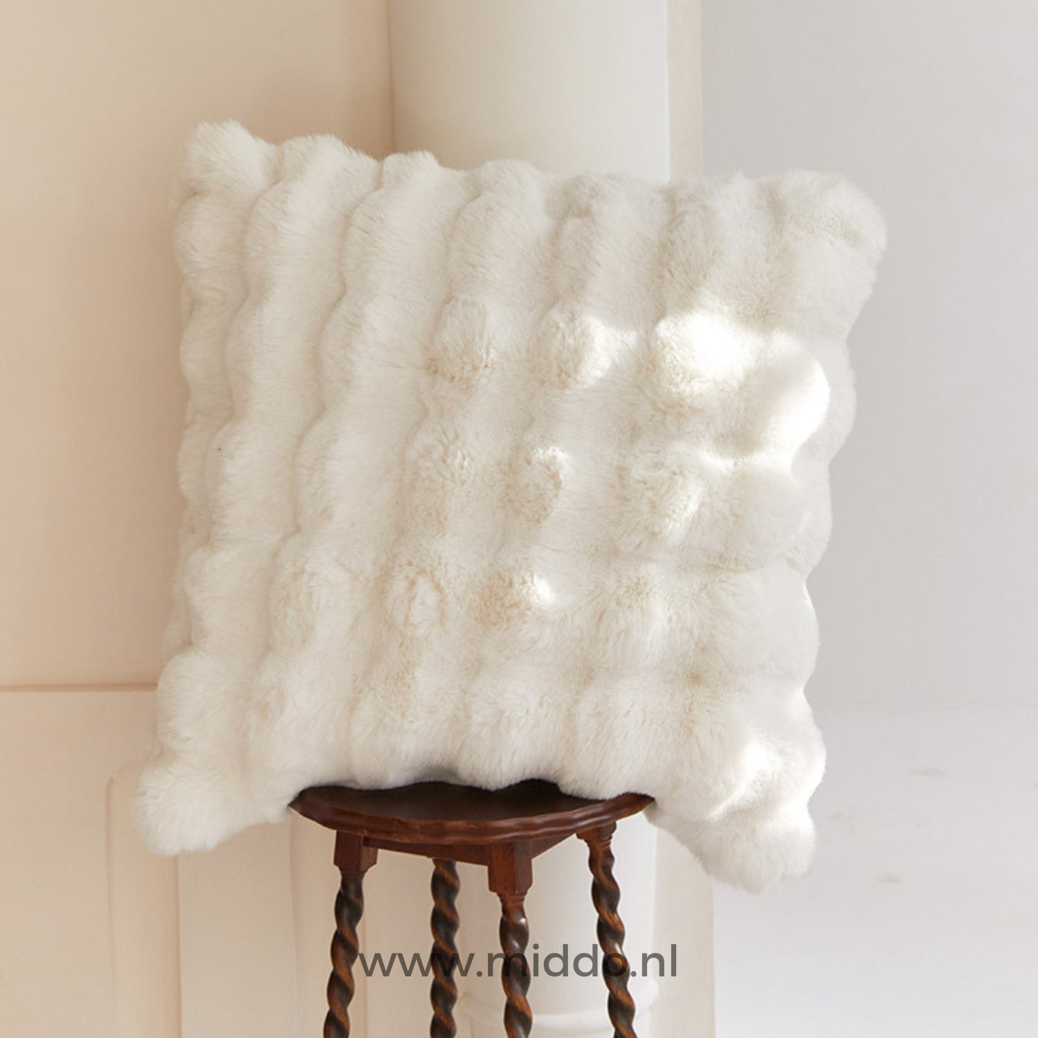 Fluffy kussen met decoratieve textuur op een kruk