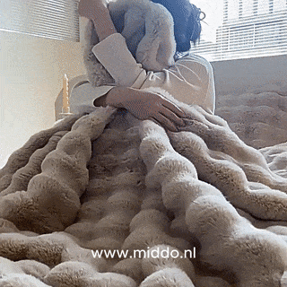 Gezellige vrouw met zachte fluffy deken