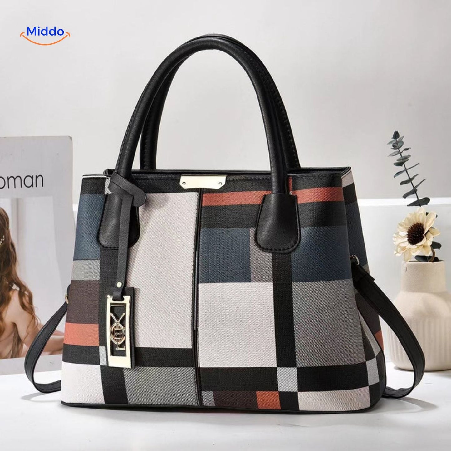 VivaLuxe Tote stijlvolle handtas met ondersteunende riemen en pompon www.middo.nl