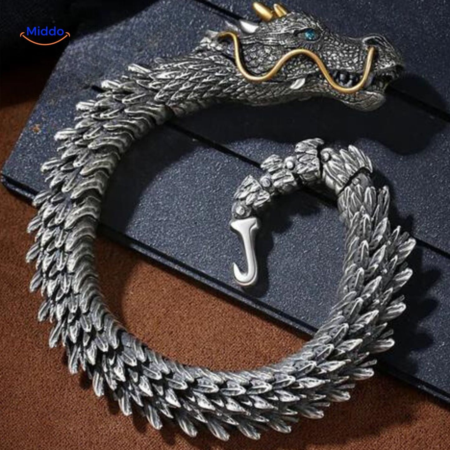 draken armband gekruld klaar om te dragen