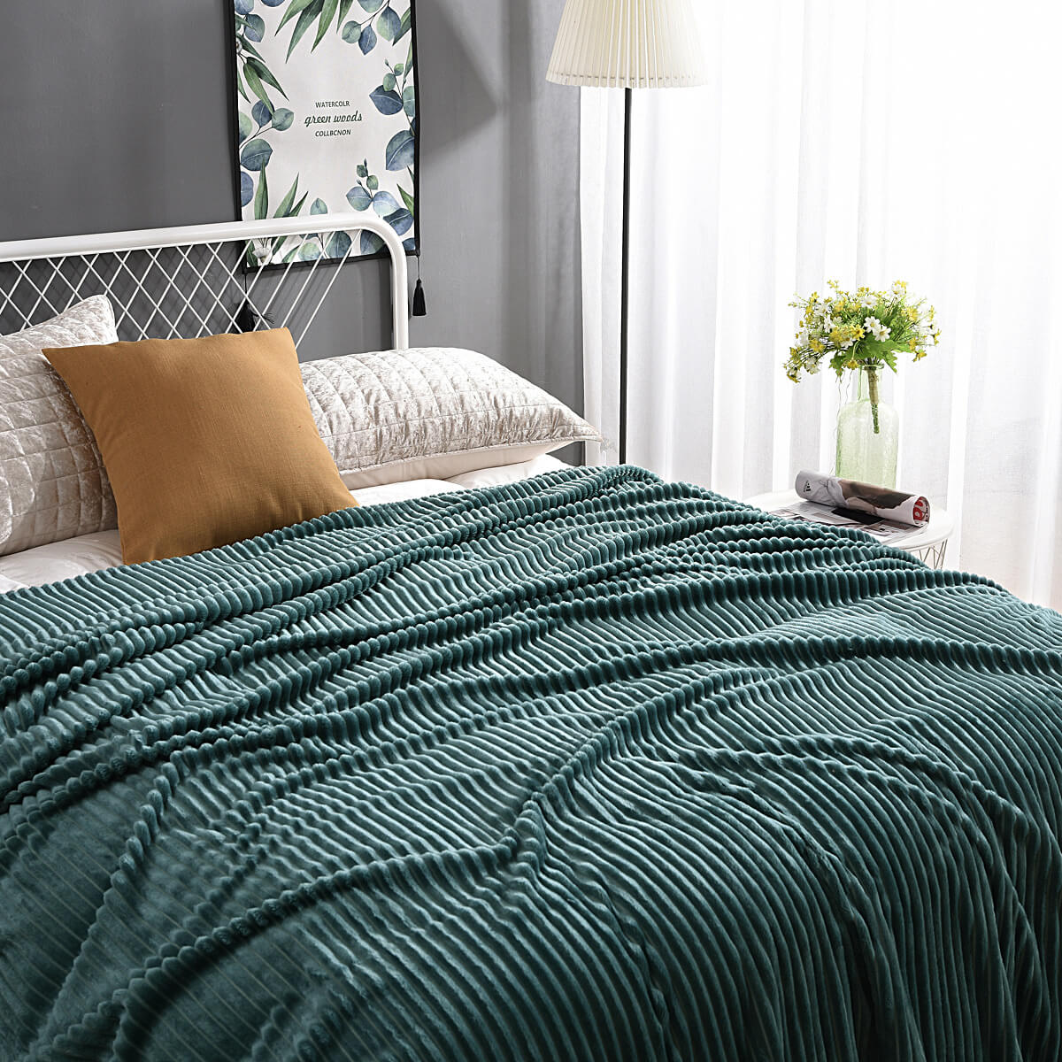 Groen fluwelen fleece kleed op een bed met kussen en schilderij