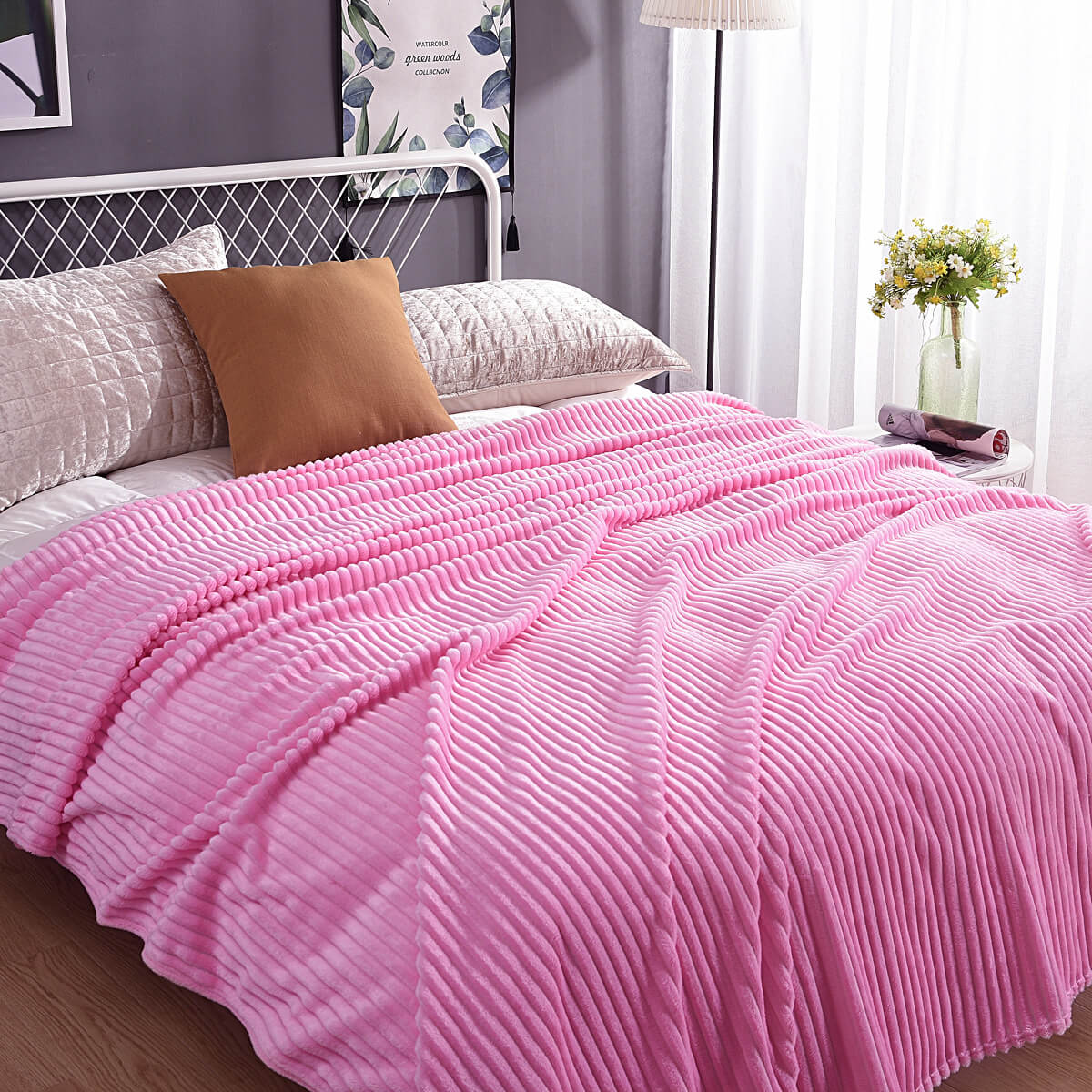 Roze fluwelen fleece kleed op een bed met kussen en planten decoratie
